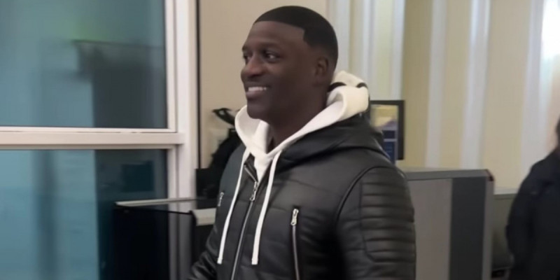 Америкалық әнші Akon Алматыға келді (ВИДЕО)