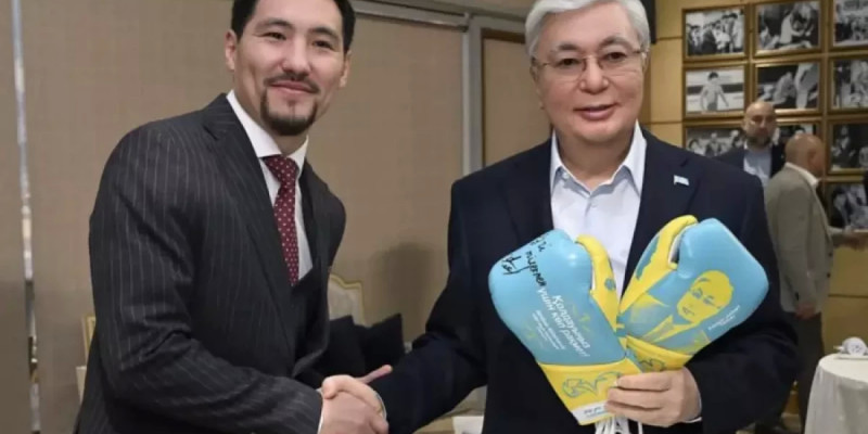 Жәнібек Әлімханұлы Президентке бокс қолғабын сыйға тартты (ВИДЕО)
