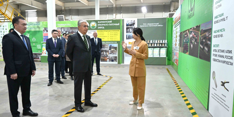 Президент пластмасса бұйымдарын шығаратын зауытқа барды