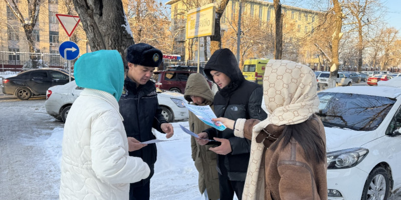 «Жастар Рухы» жастар қанатының еріктілері жолда қалған жүргізушілерге ыстық шәй ұсынды