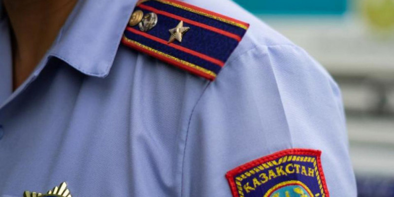 Шымкентте полицейлер аялдамада талмасы ұстаған адамды құтқарып қалды (ВИДЕО)