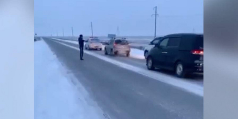 Атырауда полицейлер жол бойында қалған көліктерге көмектесті