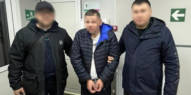 ҰҚК шетелдегі алаяқтарға қазақстандықтарды алдауға көместескен күдіктіні ұстады