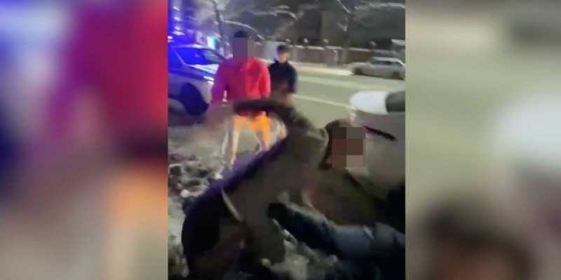 Алматыда полицейге жұдырық ала жүгірген ер адам қамауға алынды