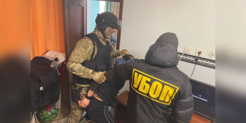 Атырауда екі ер адам шетелдікті қамауда ұстап, ақша бопсалаған