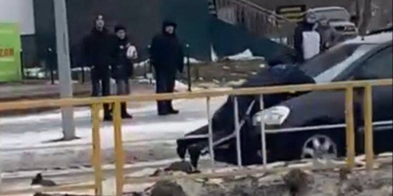 Рудныйда полицейді көліктің капотында сүйреген жүргізуші ұсталды