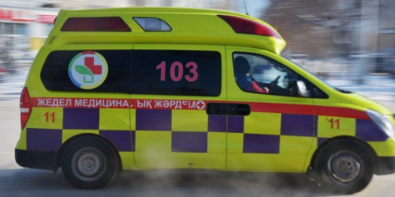 Ағашқа соғылған: Ақтөбеде жол апаты болып, екі адам қаза тапты