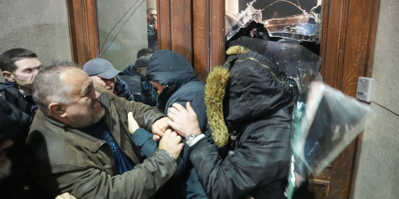 Сербиядағы наразылық: Белградта жағдай шиеленісіп тұр