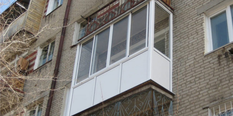Алматылық тұрғынның үстіне балкон қоршауы құлап кетті