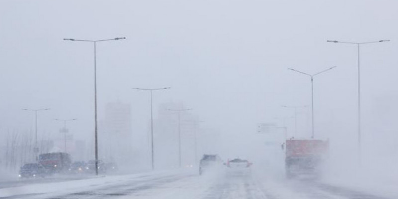 Қолайсыз ауа райына байланысты екі облыстағы жолдарда көлік қозғалысы шектелді