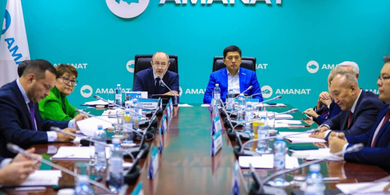 Төбеден аққан су, көгерген қабырға: «AMANAT» партиясы Алматы ауруханасындағы проблемаларды жіті назарға алды