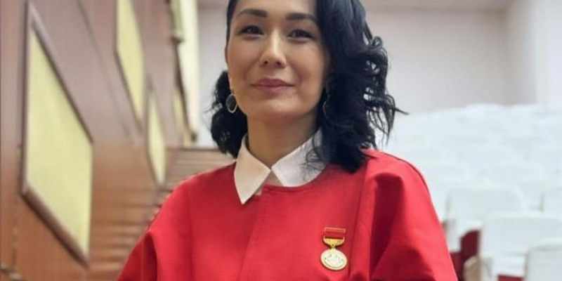 Жаңа жылды қызыл түсті киім киіп қарсы алу керек – дизайнер