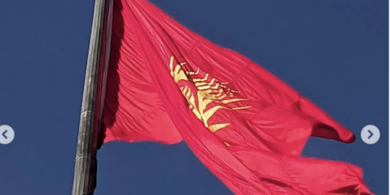 Бішкектегі бас алаңда Қырғызстанның жаңа туы көтерілді