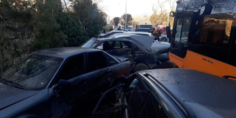 Таразда автобус жүргізушісі тұрақтағы 10 көлікті қағып өткен (ВИДЕО)