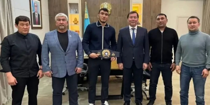 Әлем чемпионы Ризабек Айтмұханға бір үйір жылқы сыйлады