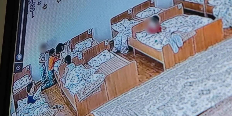 Атыраудағы балабақшада 3 жасар баланы қатарластары ұрып тастаған (ВИДЕО)