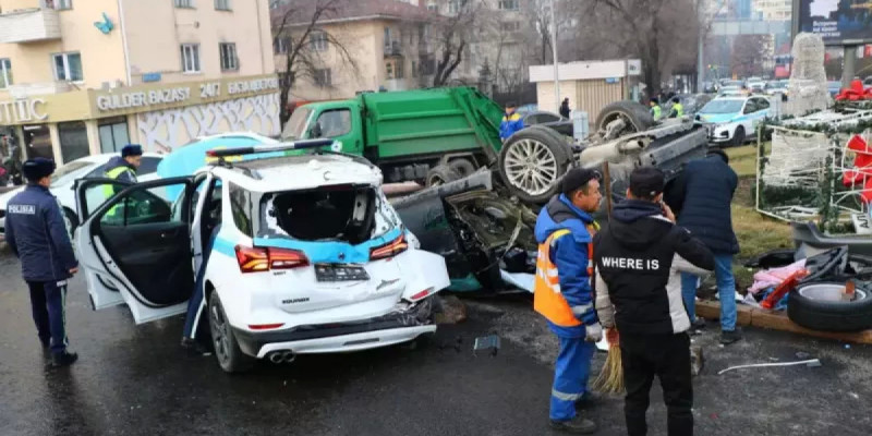 Алматыда жол апатынан полицейлер зардап шекті