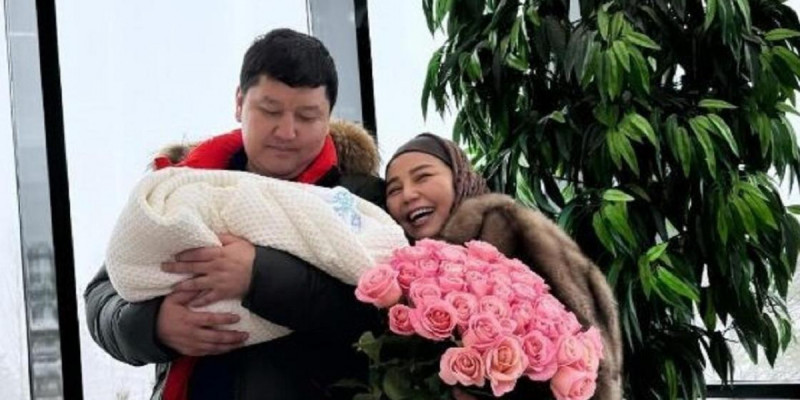 Әнші Алтынай Жорабаеваның қызына Нұрлан имам азан шақырып, есім қойды