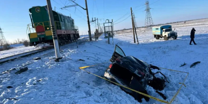 Ақмола облысында автокөлік пен электровоз соқтығысып, 1 адам көз жұмды