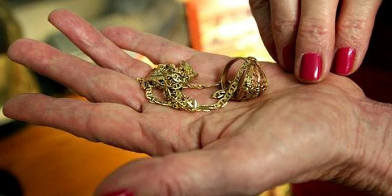 Елордада бала күтуші үй иесінің алтын бұйымдарын жымқырған