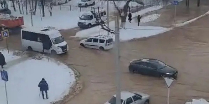 Оралда көшелерді су басты