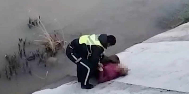 Шымкент полицейлері суға батып бара жатқан әйелді құтқарып қалды