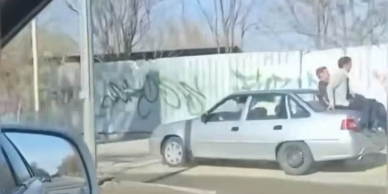 Шымкентте көлік багажы үстіне отырып көше аралаған жастарға айыппұл салынды