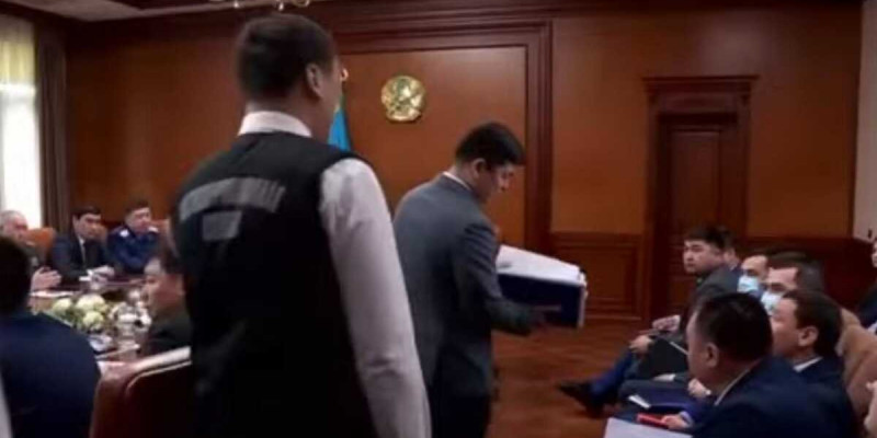 Антикор шымкенттік шенеунікті әкімдік отырысы кезінде ұстап әкетті (ВИДЕО)
