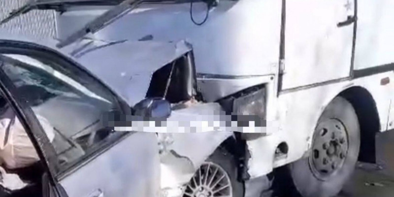 Талдықорғанда мас жүргізуші жолаушылар мінген автобуспен соқтығысты