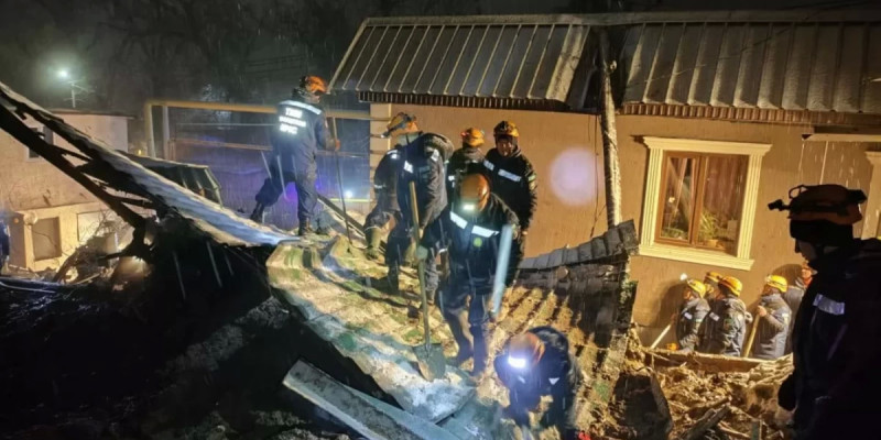 «4 адам іздестірілуде»: Алматыда тұрғын үйлерге лай көшкіні түсті