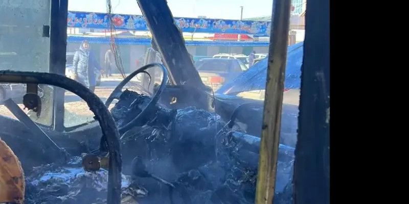 Оралда жолаушылар тасымалдайтын шағын автобус жанып кетті