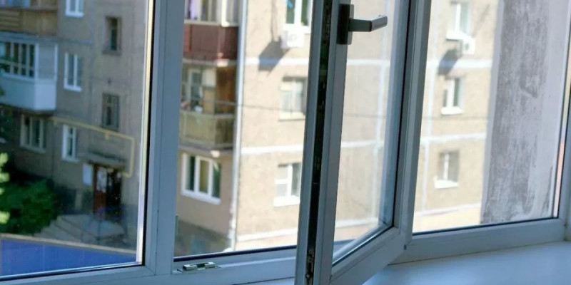 Петропавлда 15 жастағы қыз көпқабатты үйден құлап кетті