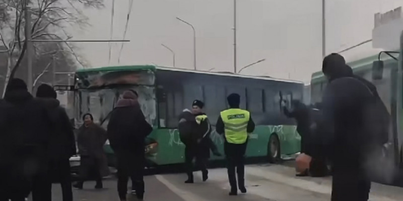 Алматыда бірнеше автобус соқтығысты: зардап шеккендер бар (ВИДЕО)
