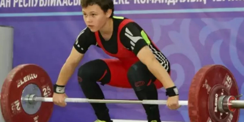 13 жасар ауыр атлет ересектер арасында ел чемпионы атанды