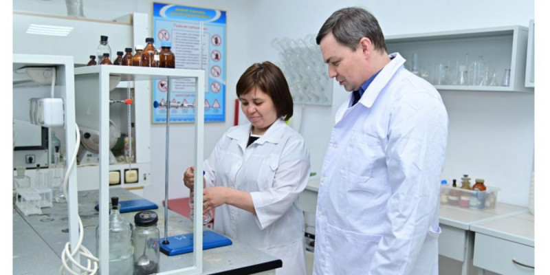 Ақтөбелік ғалым: Британдық профессормен бірігіп көз ауруын емдейтін дәрі ойлап таптық