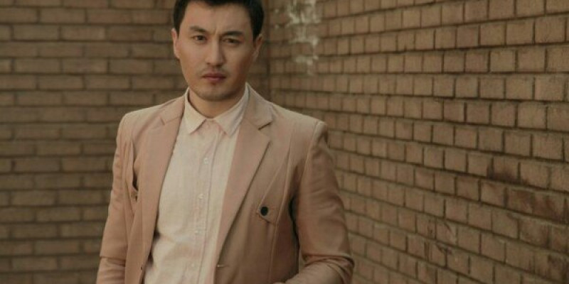 Актер Олжас Абай басынан үлкен сынақтар өткенін айтты