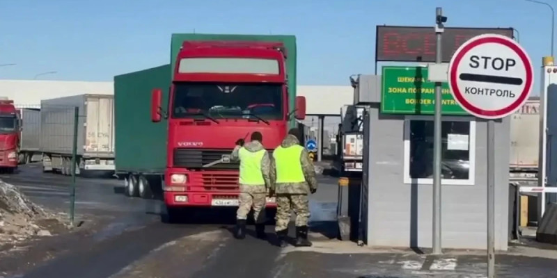 Ресеймен шекарада жүк көліктері кептелісте тұр