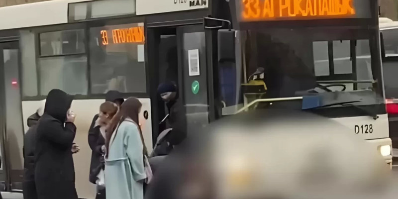 Астанада әйел автобус жүріп келе жатқанда құлап кетті