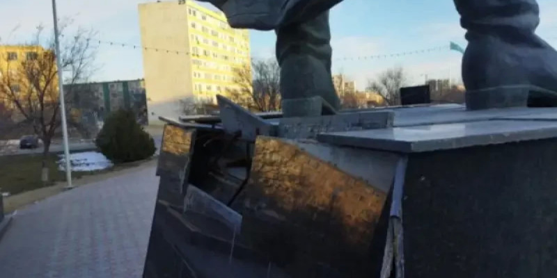 Ақтауда 65 млн теңгеге салынған ескерткіш тұғыры қирап жатыр
