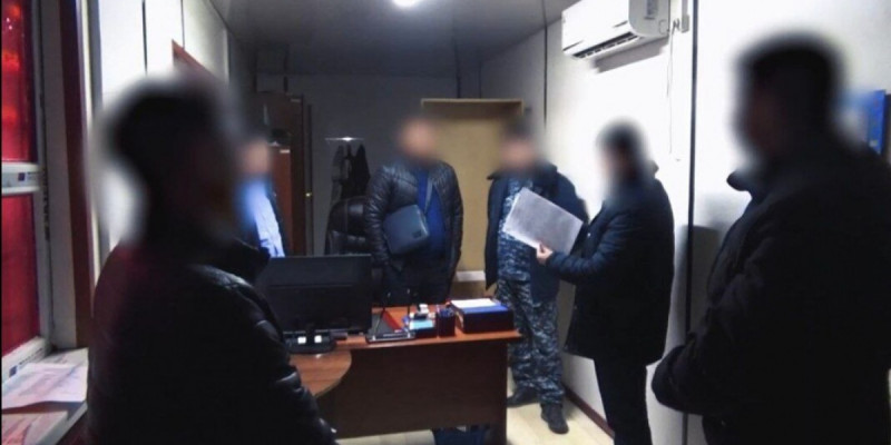 «Қазығұрт» кеден бекетінің лауазымды тұлғалары пара алды деген күдікке ілінді