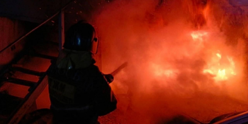 Қостанайда көлік жөндеу станциясы өртеніп, 2 адам ауруханаға түсті