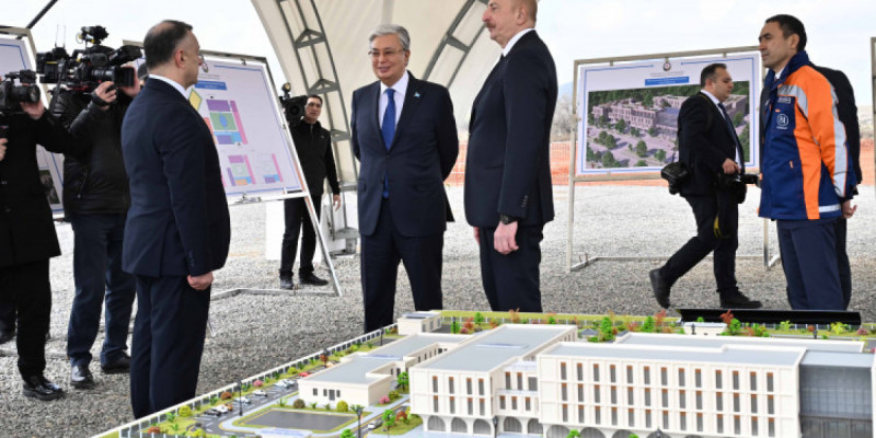 Тоқаев Физули қаласындағы орталық аурухананың құрылыс алаңын аралап көрді
