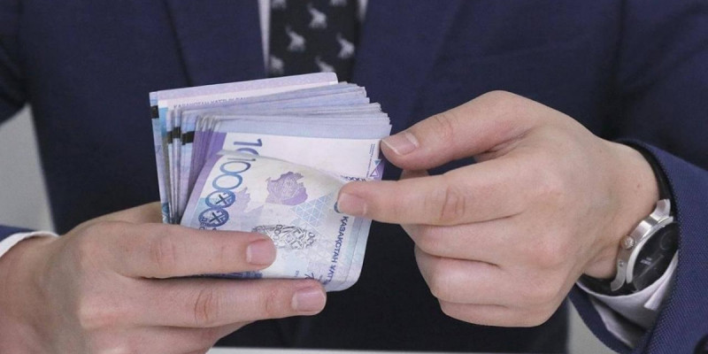 Бұрынғы сот орындаушысы 6 млн теңге жымқырған