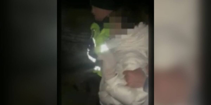 Балқаш полицейлері 9 қабатты үйдің шатырынан секірмек болған бойжеткенді құтқарып қалды (ВИДЕО)