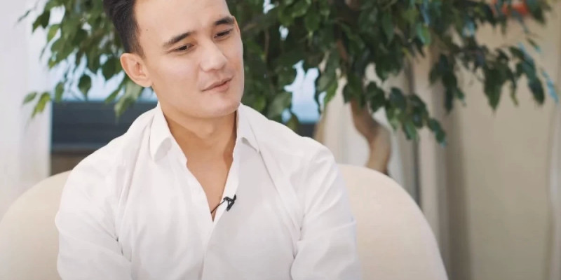 Әли Оқапов марқұм әкесінің туған күнінде оған ән арнап шығарды