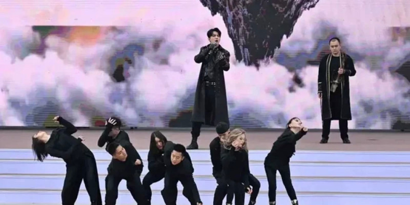 Димаш Құдайберген Алматыдағы Наурыз мейрамында өнер көрсетті