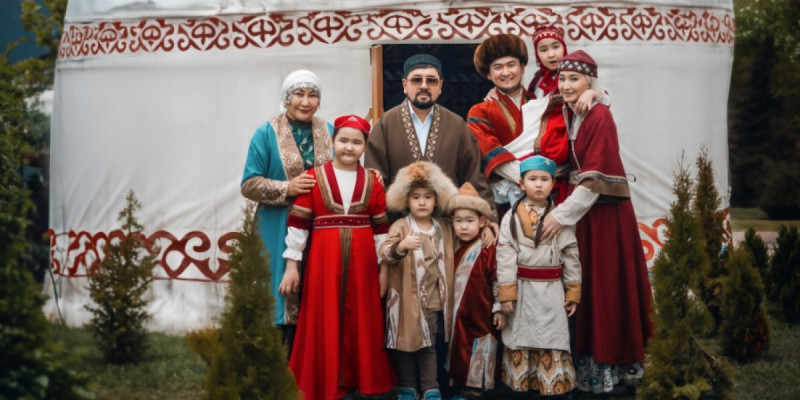 Ұлттық образда отбасымен фотосессия жасаған Төреғали Төреәлі елді тәнті етті