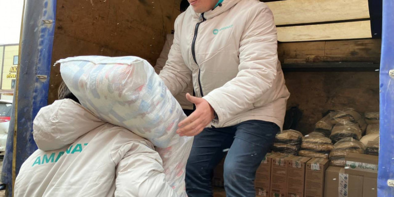 БҚО белсенділері су басқан аудандарға гуманитарлық көмек жеткізді
