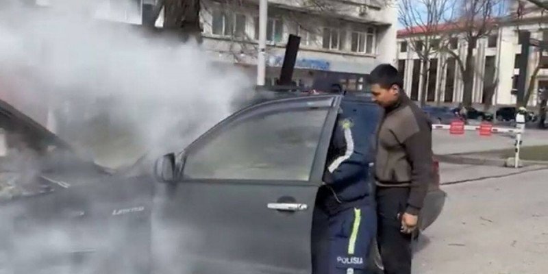 Алматыда патрульдік полицей жанып жатқан көлікті сөндірді