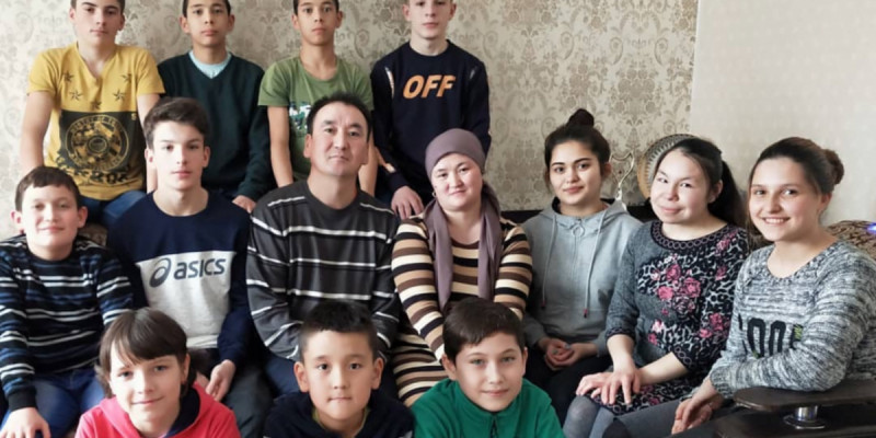 Қазақ, орыс, украин: 16 баланы асырап алған Мұрат пен Орынбасар